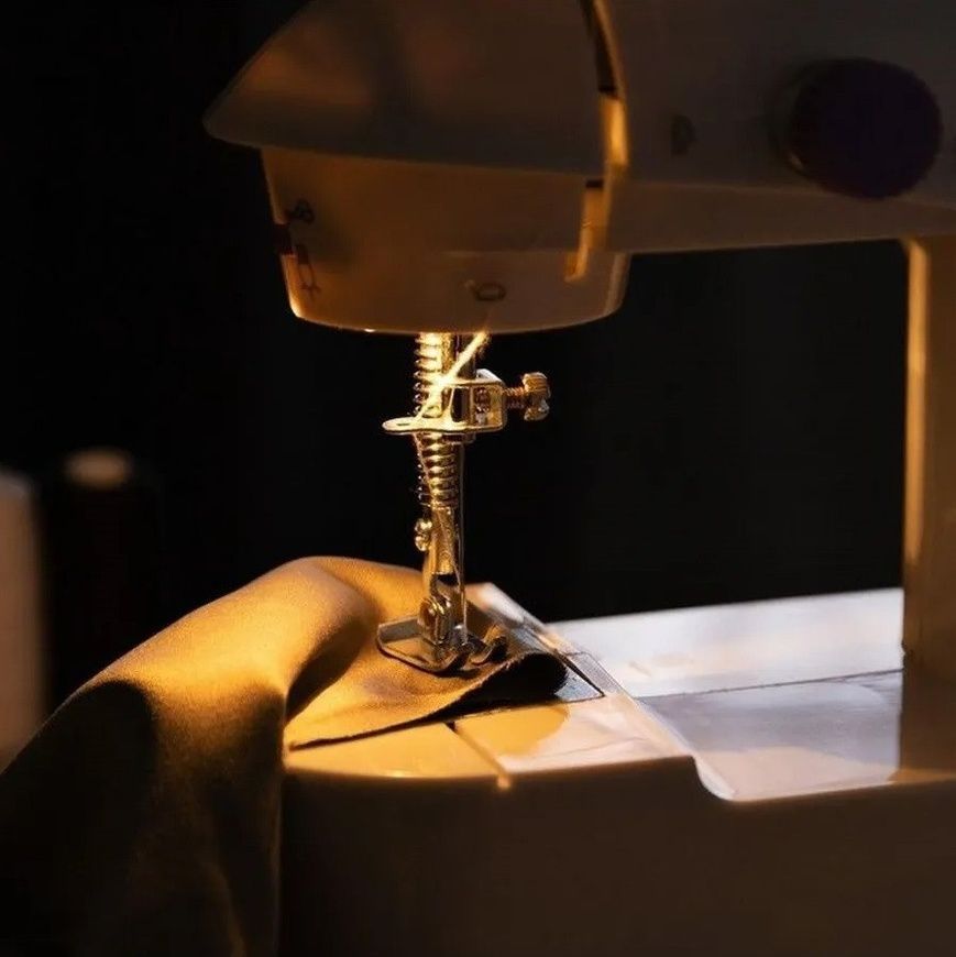 Мини-швейная машинка с питанием от сети и от батареек Mini Sewing Machine SM-202 A 6Вт 01251/D фото